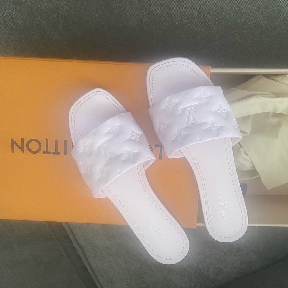 Louis Vuitton pink Slide Sandals size 38 never worn